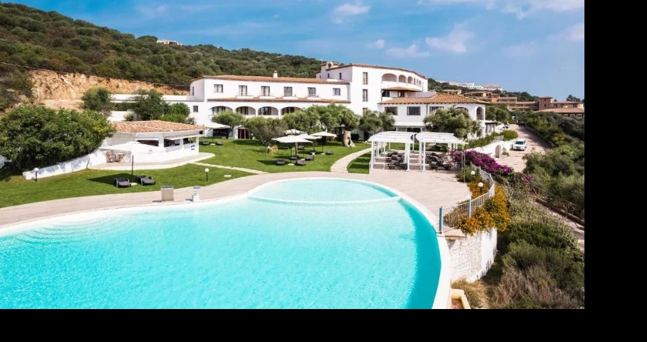 sardaigne-olbia-plage-piscine-mer-vacances-ile-gays-guys-travel