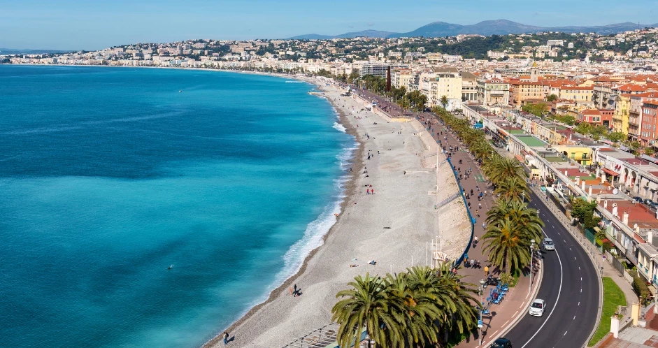 nice-weekend-vacances-gays-guys-travel-mer-soleil-court-sejour