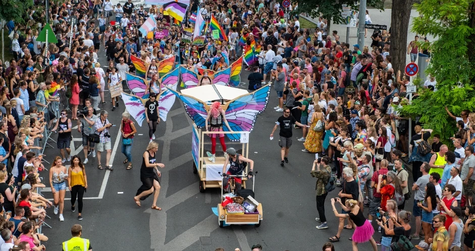 paris-gay-pride-vacances-weekend-solos-gays-fete-travellers-guys-travel